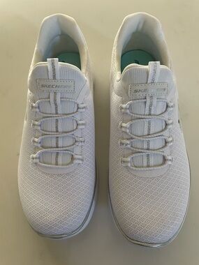 Skechers Women’s Summits Sneakers NWOT
